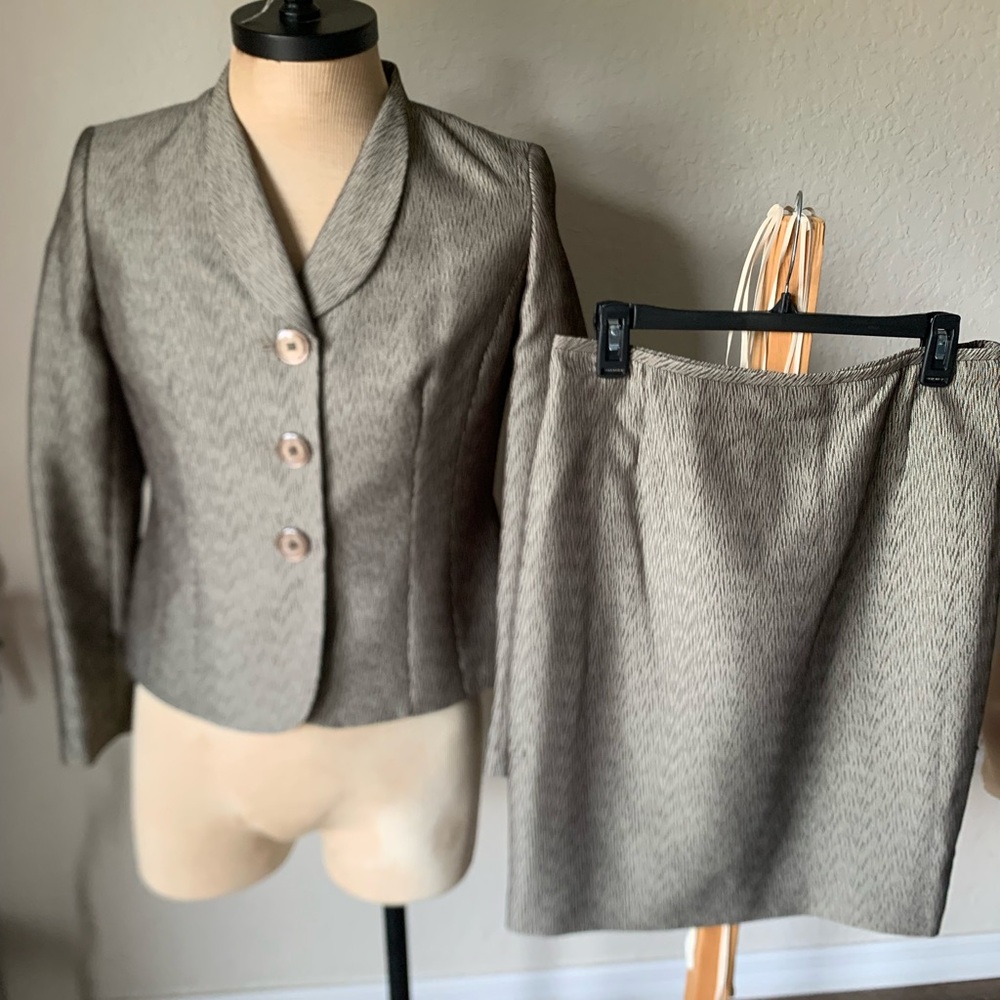 LE suit Women's Gray/tan Blazer and Skirt Set size 8p with glitter buttons!
